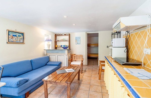 Lambesc Apartment | Lovely apartment for 4 people with WIFI, pool, TV, patio and pets allowed