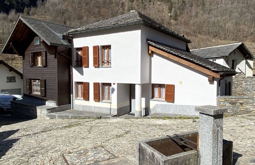 Augio Apartment | Lovely apartment for 4 guests with WIFI, TV, patio, pets allowed and panoramic view