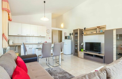Nova Vas Apartment | Lovely apartment for 4 guests with WIFI, pool, A/C, TV, balcony and pets allowed