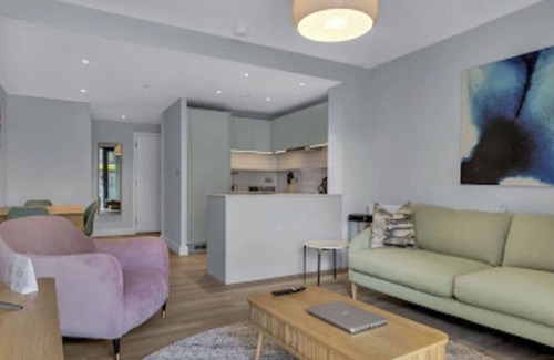 Wembley Park Apartment | Lovely apartment for 4 people with WIFI, TV and terrace