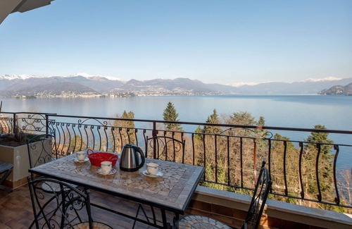Stresa Apartment | Lovely apartment for 4 guests with pool, WIFI, TV and terrace