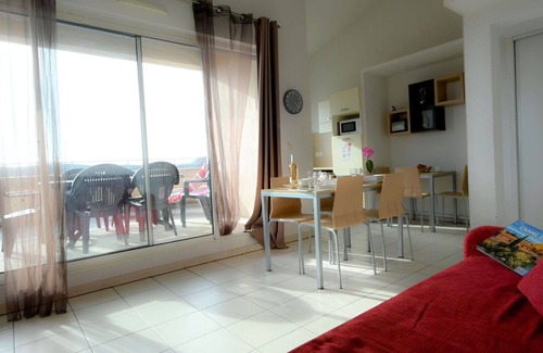 Azille Apartment | Lovely apartment for 4 people with pool, WIFI, TV, terrace, pets allowed and parking