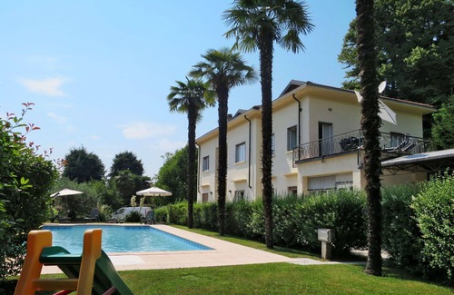 Luino Apartment | Lovely apartment for 4 people with WIFI, pool, TV and balcony