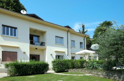Luino Apartment | Lovely apartment for 4 people with WIFI, pool, TV and balcony