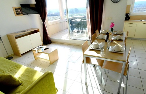 Azille Apartment | Lovely apartment for 5 guests with WIFI, pool, TV, terrace and pets allowed