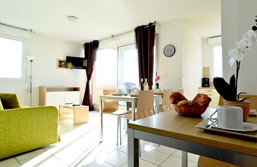 Azille Apartment | Lovely apartment for 5 guests with WIFI, pool, TV, terrace and pets allowed
