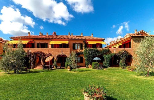 Sughera Apartment | Lovely apartment for 5 guests with A/C, pool, WIFI, TV and veranda, close to San Gimignano