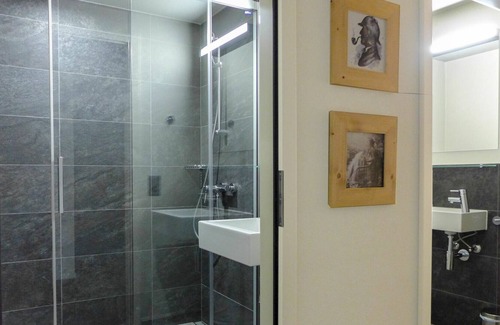 Meiringen Apartment | Lovely apartment for 6 guests with WIFI, TV, terrace, pets allowed and parking