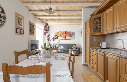 Erli Apartment | Lovely apartment for 6 guests with WIFI, TV, terrace and pets allowed