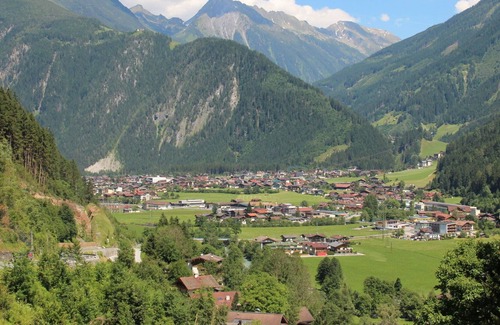 Mayrhofen Apartment | Lovely apartment for 4 guests with WIFI, TV, balcony, pets allowed and parking