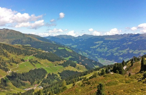 Mayrhofen Apartment | Lovely apartment for 4 guests with WIFI, TV, balcony, pets allowed and parking