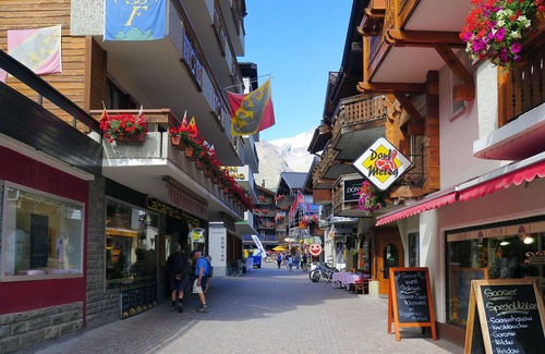 Saas-Fee Apartment | Lovely apartment for 8 people with WIFI, TV, balcony and pets allowed
