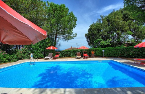 Montaione Apartment | Lovely apartment for 6 people with WIFI, pool, veranda and panoramic view, close to San Gimignano