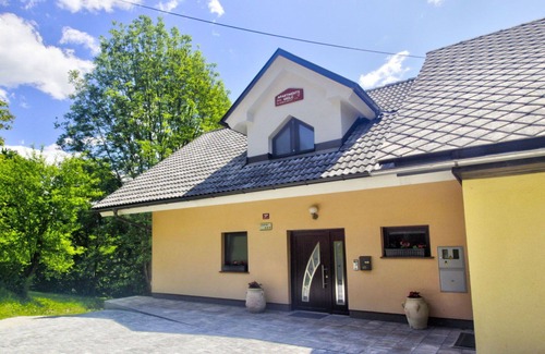 Bled Apartment | Lovely apartment for 4 guests with WIFI, TV and balcony