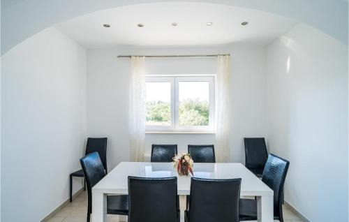 Mocici Apartment | Lovely Apartment In Cilipi With Wifi
