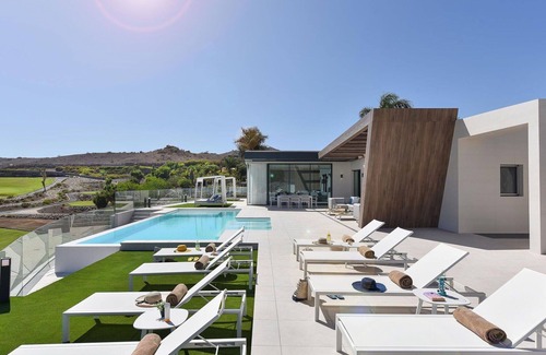 Salobre Villa | Lovely apartment in villa for 12 people with private pool, A/C, WIFI, TV, terrace and pets allowed