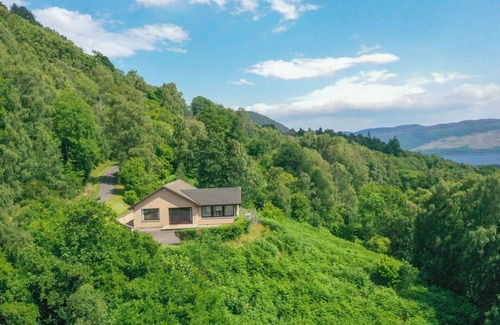 Drumnadrochit House | Lovely apartment in villa for 6 guests with WIFI, TV, patio and panoramic view