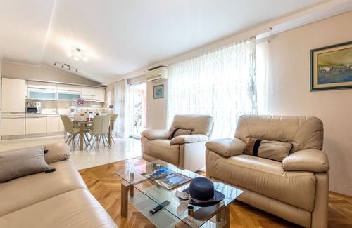 Kastel Novi Apartment | Lovely apartment in Kastel Novi