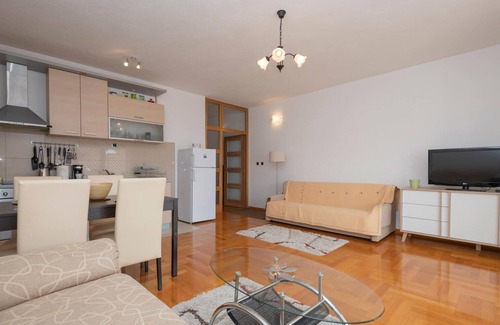 Seget Donji Apartment | Lovely apartment in Seget Donji