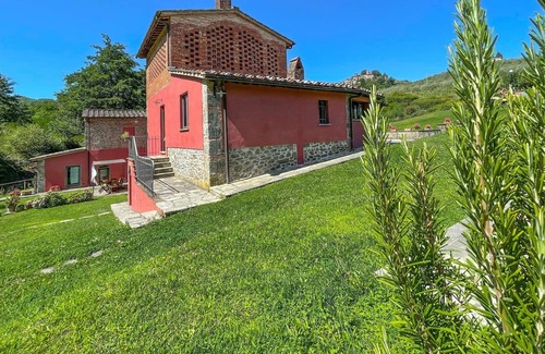 Cavriglia Villa | Lovely apartment in villa for 6 guests with WIFI, pool, TV, patio, pets allowed and parking