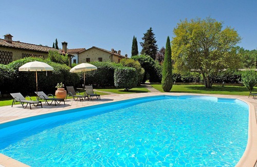 Poggiarello Villa | Lovely apartment in villa with WIFI, pool, TV, terrace and pets allowed, close to San Gimignano