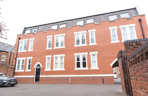 Chester Apartment | Lovely apartment in the heart of Chester with parking. Close to all attractions.