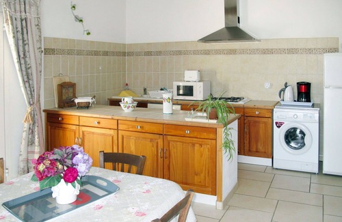 Menerbes House | Lovely apartment in villa for 4 guests with WIFI, TV and terrace