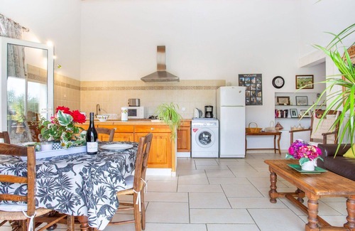 Menerbes House | Lovely apartment in villa for 4 guests with WIFI, TV and terrace