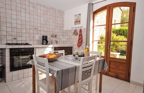 Velleron House | Lovely apartment in villa for 4 people with pool, WIFI, TV, terrace and parking