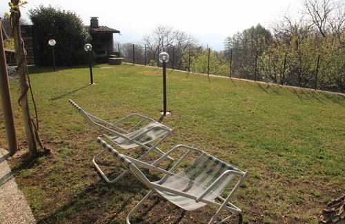 Trarego Viggiona House | Lovely apartment in villa for 4 guests with WIFI, TV and patio