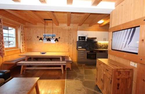Tux House | Lovely apartment in villa for 9 people with WIFI, TV and terrace