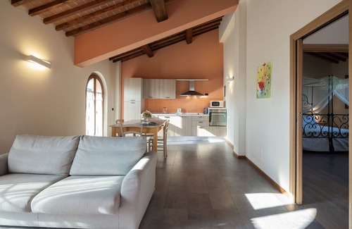 Larciano House | Lovely apartment in villa for 4 guests with A/C, WIFI, pool, TV and panoramic view