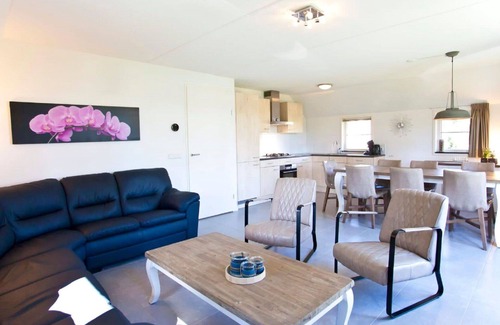 Noordoostelijk van Schaarsbergen House | Lovely apartment in villa for 8 guests with WIFI, pool, TV and terrace