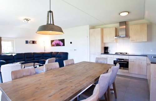 Noordoostelijk van Schaarsbergen House | Lovely apartment in villa for 8 guests with WIFI, pool, TV and terrace
