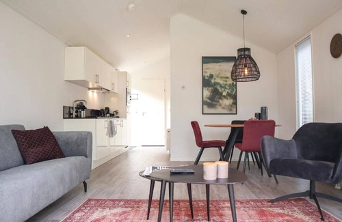 Noordoostelijk van Schaarsbergen House | Lovely apartment in villa for 4 guests with WIFI, pool, TV and terrace