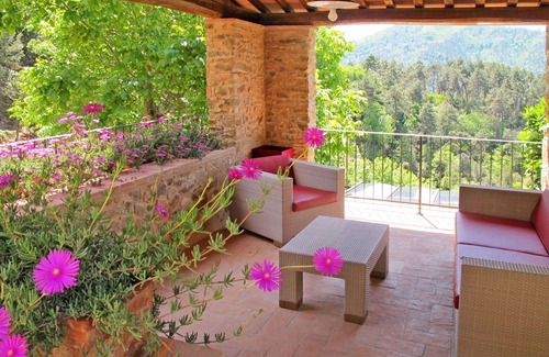 San Martino in Freddana Villa | Lovely apartment in villa for 12 people with private pool, A/C, WIFI, TV, terrace and pets allowed