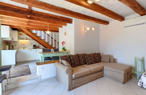 Kastelir House | Lovely apartment in villa for 6 people with pool, A/C, WIFI, TV, patio and pets allowed