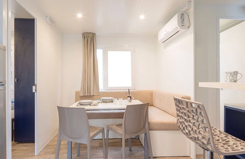 Zona XXXIV Casal Palocco House | Lovely apartment in villa for 6 guests with A/C, pool, WIFI, TV and terrace