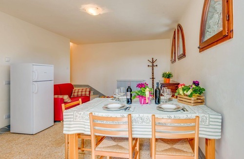 Lamporecchio Villa | Lovely apartment in villa for 18 people with WIFI, private pool, TV, balcony and pets allowed