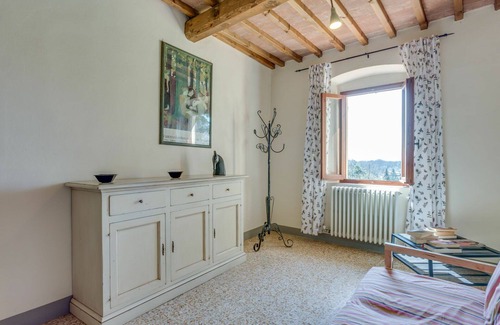 Lamporecchio Villa | Lovely apartment in villa for 18 people with WIFI, private pool, TV, balcony and pets allowed