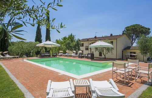 Lamporecchio Villa | Lovely apartment in villa for 18 people with WIFI, private pool, TV, balcony and pets allowed