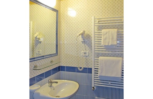 Limone sul Garda Apartment | Lovely apartment for 4 guests with pool, WIFI, hot tub, A/C, TV, terrace and parking