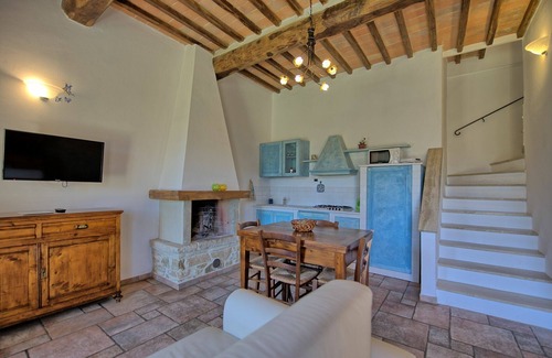 Simignano Apartment | Lovely apartment for 3 people with pool, WIFI, TV, pets allowed and parking