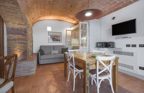 Monteriggioni Apartment | Lovely apartment for 2 guests with WIFI, A/C, pool, TV and pets allowed, close to Siena