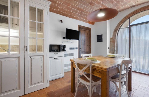 Monteriggioni Apartment | Lovely apartment for 2 guests with WIFI, A/C, pool, TV and pets allowed, close to Siena