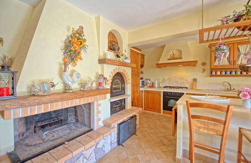 Villa A Sesta Apartment | Lovely apartment with A/C, WIFI, pool, TV, patio, panoramic view and parking, close to Siena