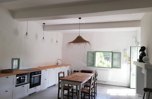 Sommieres Apartment | Lovely apartment with view, garden and terrace