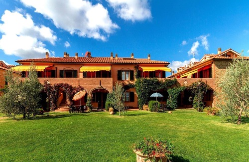 Sughera Apartment | Lovely apartment with WIFI, A/C, pool, TV, terrace, panoramic view, parking, close to San Gimignano