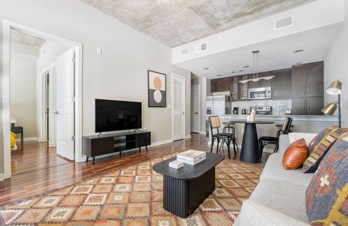 Barton Heights Apartment | Lovely Barton Springs 1BR w/Gym, Pool & W/D, nr downtown, by Blueground