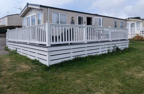 New Forest District Resort | LOVELY BRIGHT AND AIRY CARAVAN ON THE 5 Star SHOREFIELD COUNTRY PARK ENTERTAINMENT PASSES INCLUDED